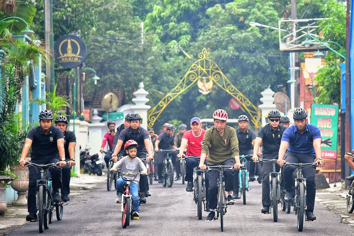 Presiden ajak Jan Ethes bersepeda sama-sama di di Yogyakarta