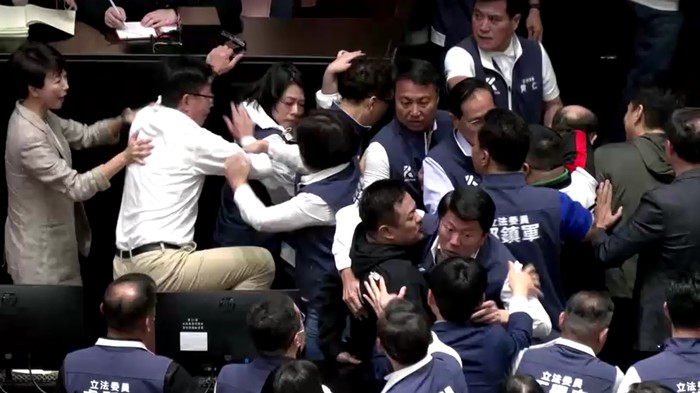 Kacau! Anggota Parlemen Taiwan Adu Jotos juga Tendang Saat Rapat